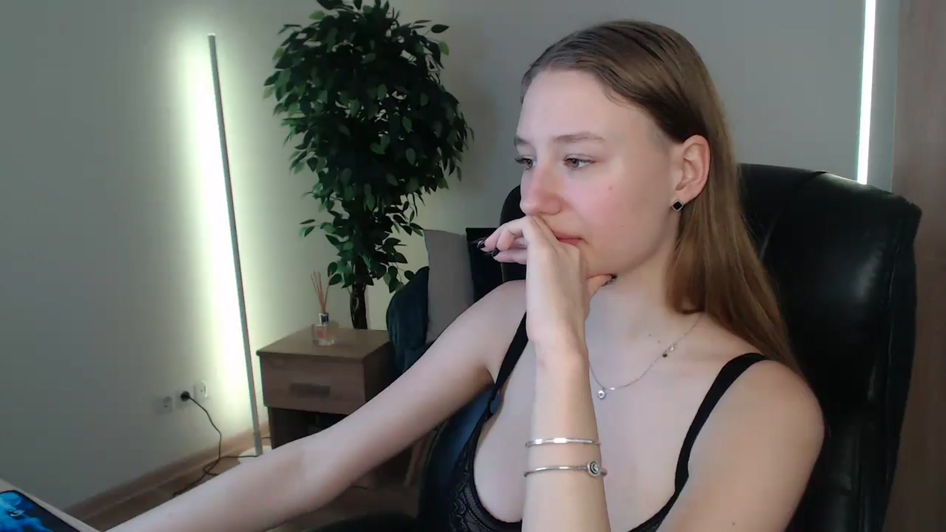 Gallery image thumbnail from HaleyVixen's myfreecams stream on, 01/04/2025, 13:43 image 17 of 20