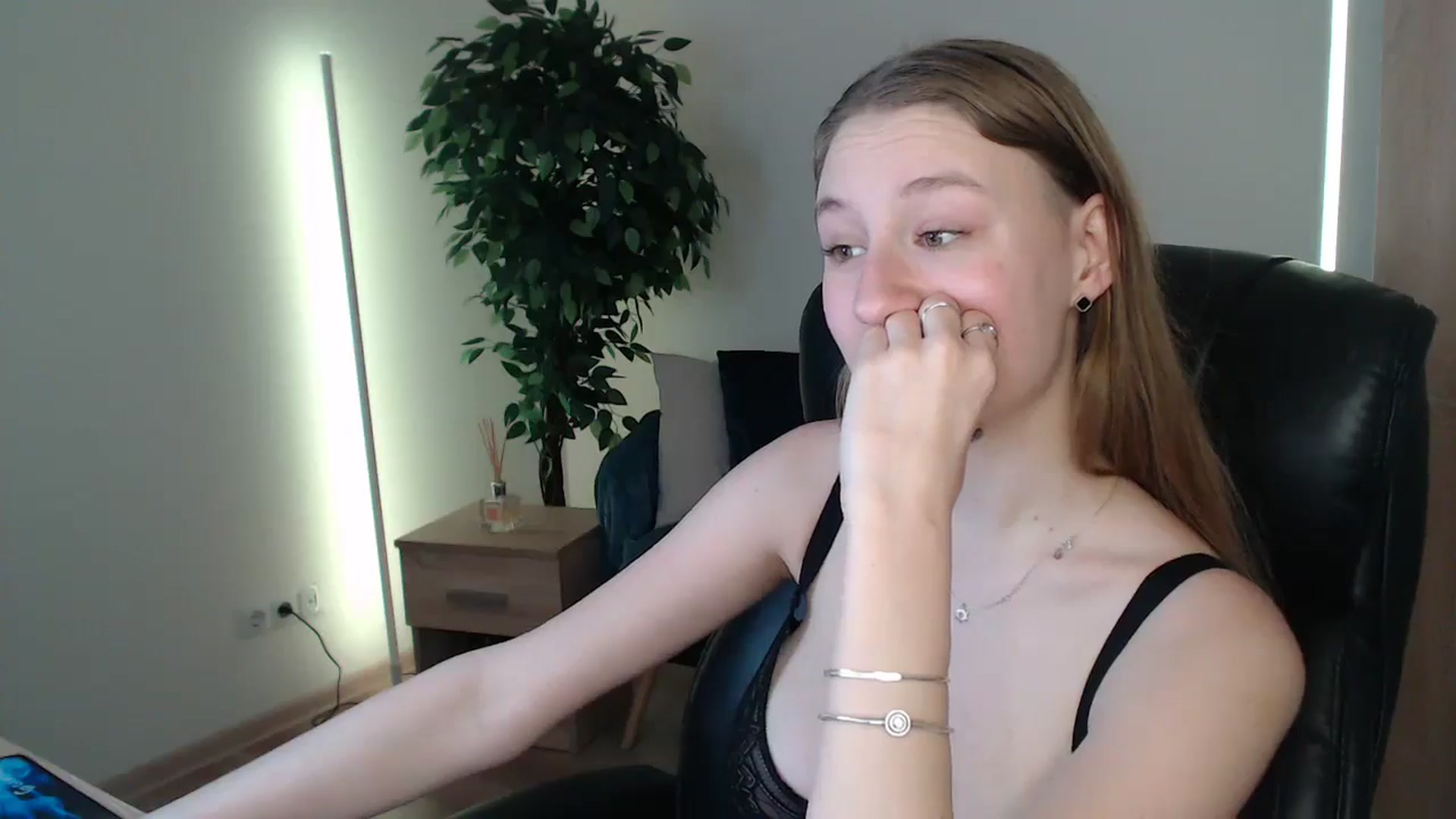 Gallery image thumbnail from HaleyVixen's myfreecams stream on, 01/04/2025, 13:43 image 15 of 20