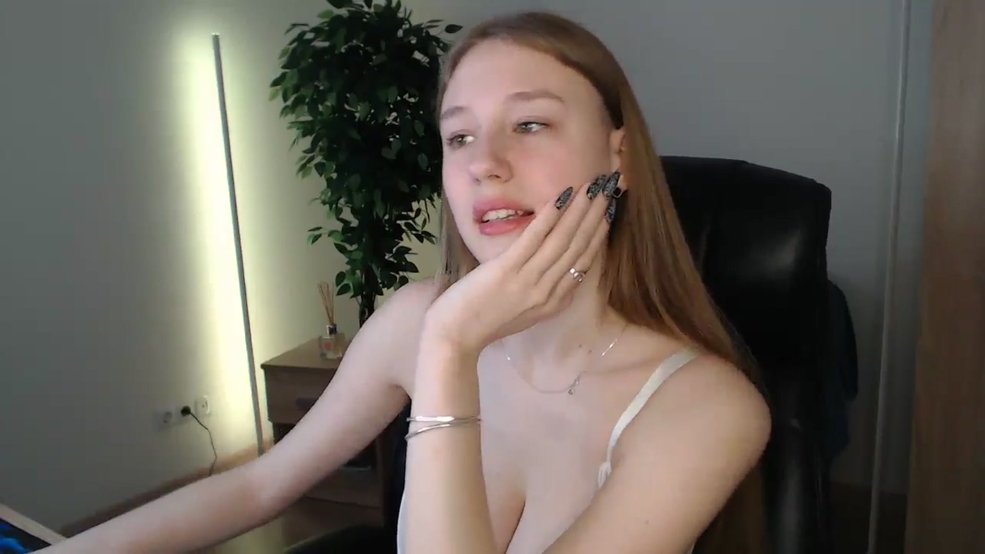 Gallery image thumbnail from HaleyVixen's myfreecams stream on, 01/05/2025, 09:49 image 14 of 20
