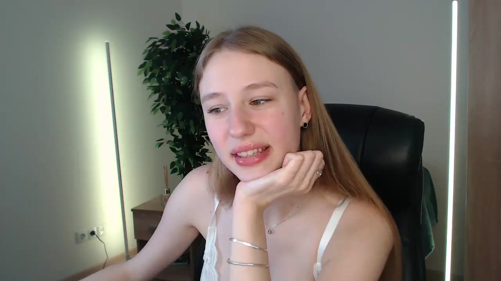 Gallery image thumbnail from HaleyVixen's myfreecams stream on, 01/05/2025, 12:24 image 10 of 20