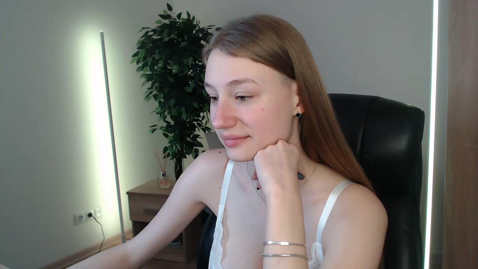 Gallery image thumbnail from HaleyVixen's myfreecams stream on, 01/05/2025, 13:35 image 16 of 20