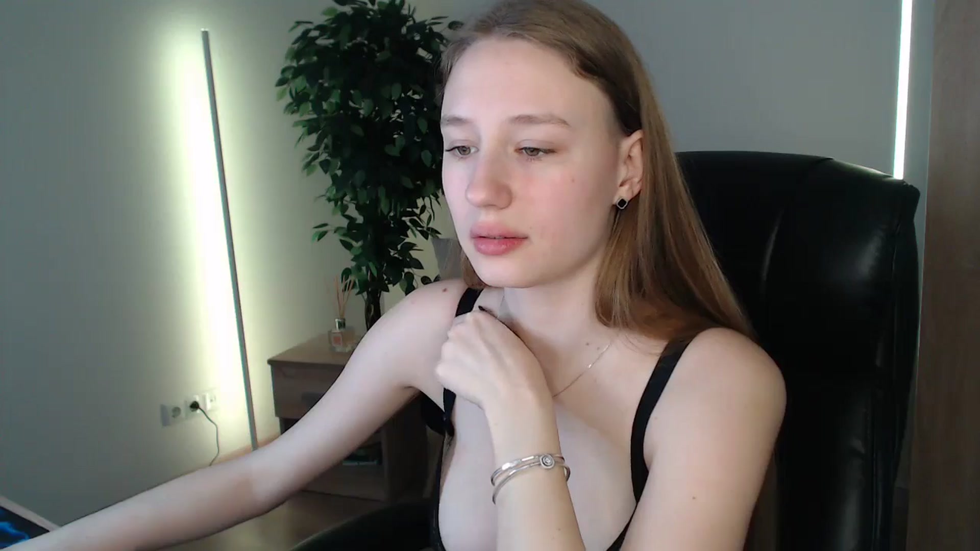 Gallery image thumbnail from HaleyVixen's myfreecams stream on, 01/06/2025, 10:50 image 10 of 20