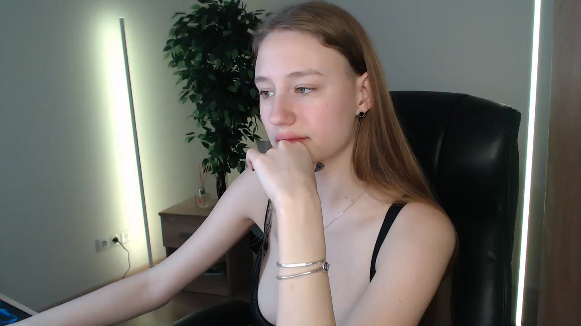 Gallery image thumbnail from HaleyVixen's myfreecams stream on, 01/06/2025, 10:50 image 9 of 20