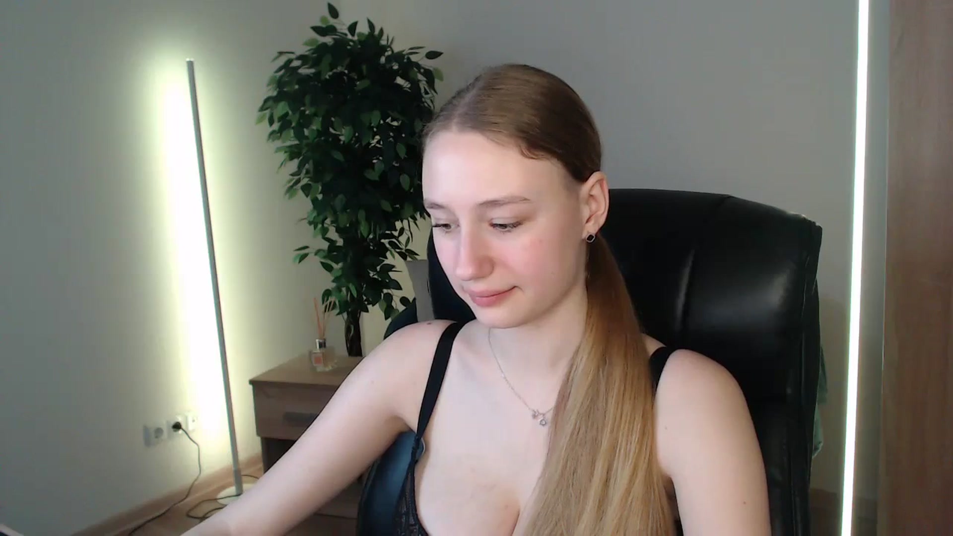 Gallery image thumbnail from HaleyVixen's myfreecams stream on, 01/06/2025, 12:54 image 10 of 20