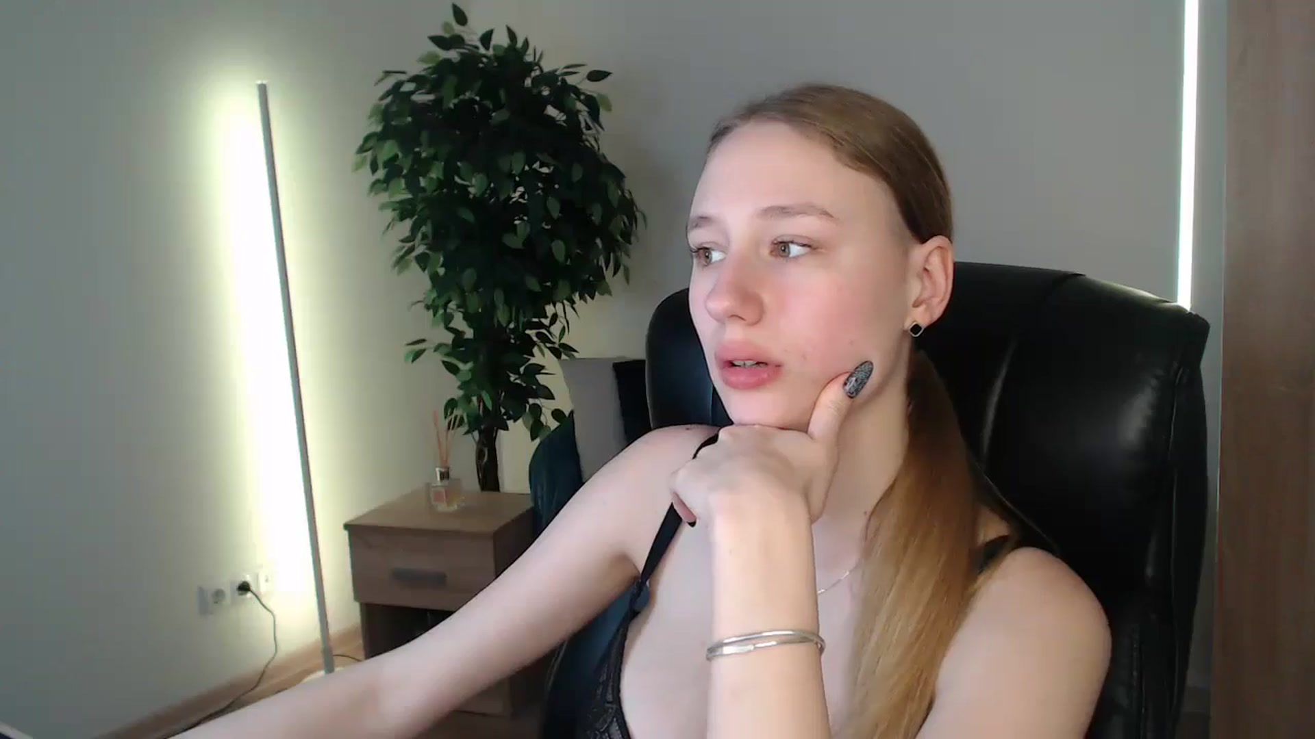 Gallery image thumbnail from HaleyVixen's myfreecams stream on, 01/06/2025, 12:54 image 7 of 20
