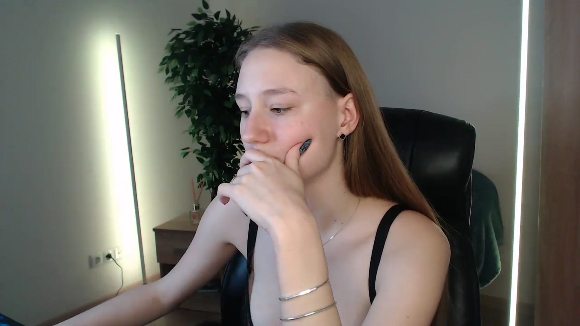Gallery image thumbnail from HaleyVixen's myfreecams stream on, 01/06/2025, 14:18 image 6 of 20