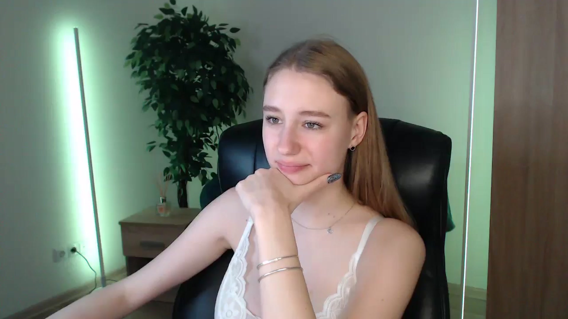 Gallery image thumbnail from HaleyVixen's myfreecams stream on, 01/14/2025, 14:43 image 18 of 20