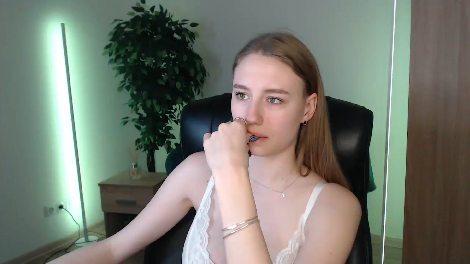 Gallery image thumbnail from HaleyVixen's myfreecams stream on, 01/14/2025, 14:59 image 1 of 20