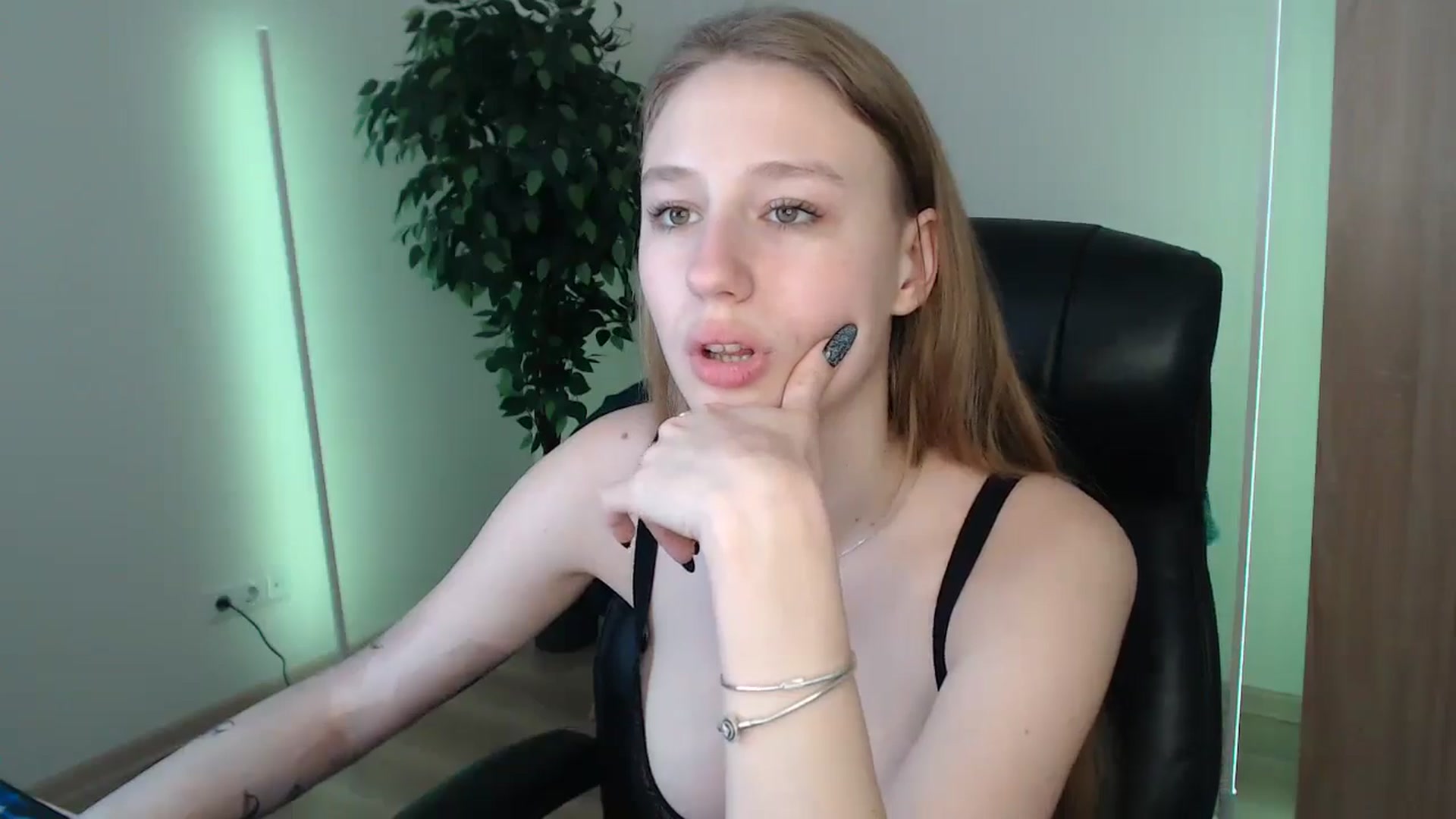 Gallery image thumbnail from HaleyVixen's myfreecams stream on, 01/17/2025, 12:56 image 9 of 20