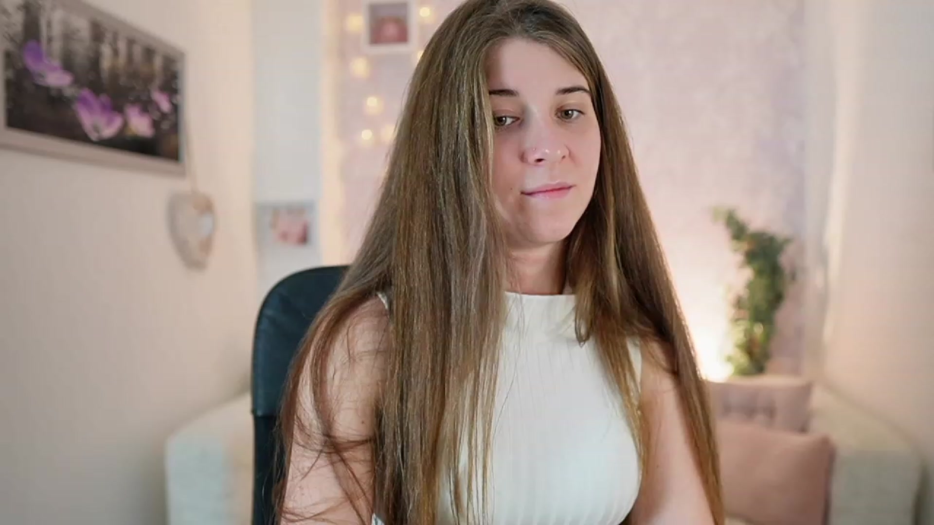 Gallery image thumbnail from Haley_Reed18's myfreecams stream on, 12/29/2023, 18:02 image 9 of 20