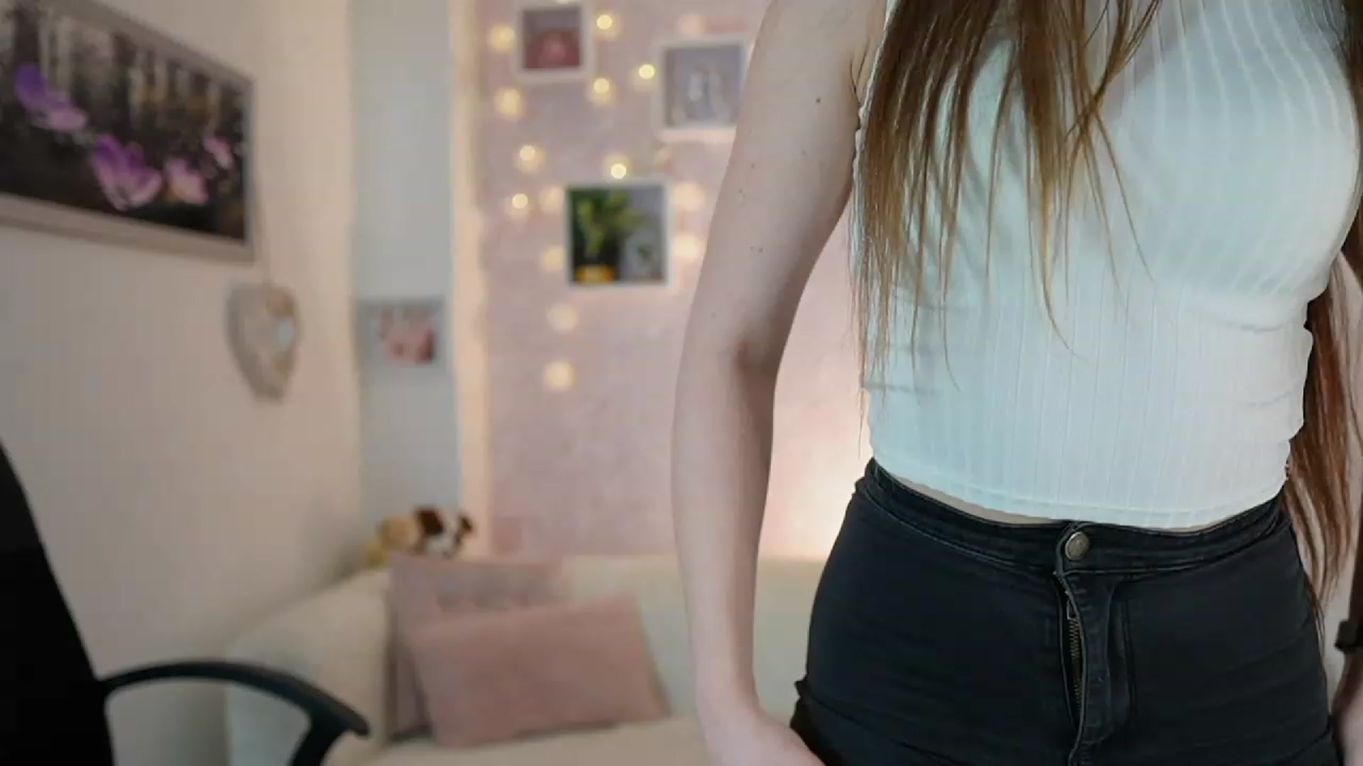 Gallery image thumbnail from Haley_Reed18's myfreecams stream on, 12/29/2023, 18:02 image 6 of 20