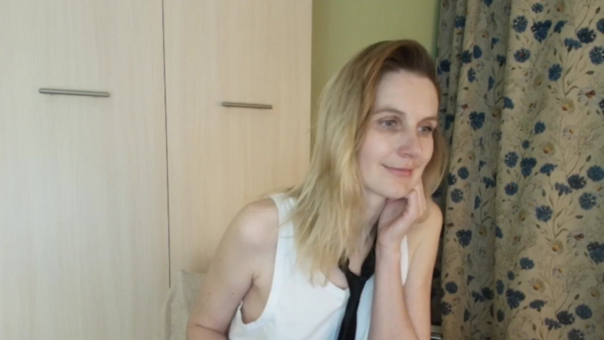 Gallery image thumbnail from HalynatheBest's myfreecams stream on, 04/18/2026, 20:48 image 4 of 20