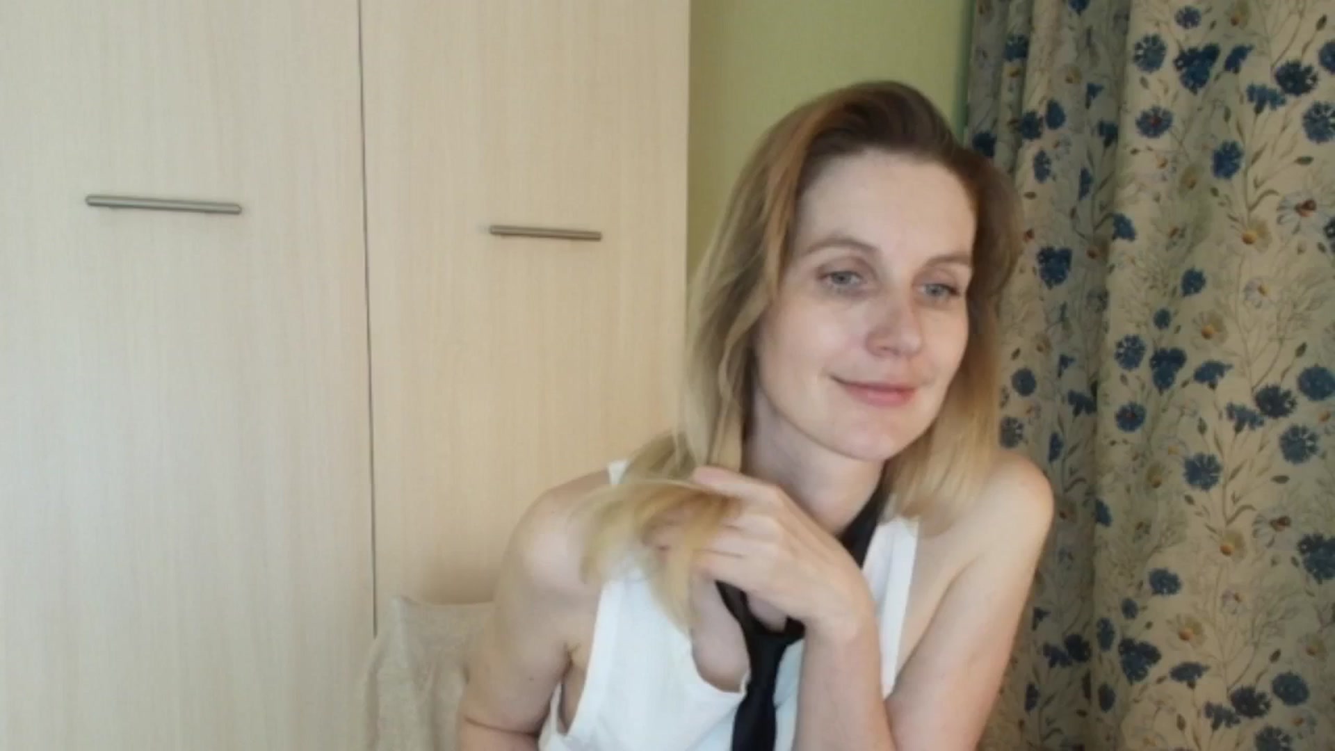 Gallery image thumbnail from HalynatheBest's myfreecams stream on, 04/18/2026, 20:48 image 14 of 20