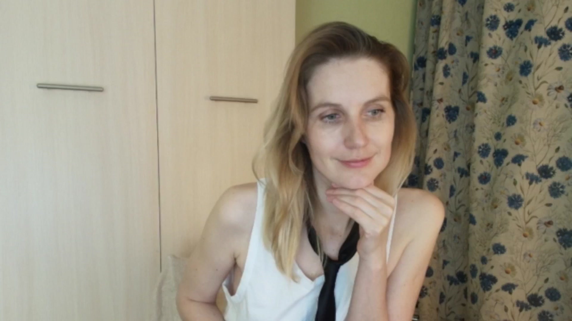 Gallery image thumbnail from HalynatheBest's myfreecams stream on, 04/18/2026, 20:48 image 13 of 20