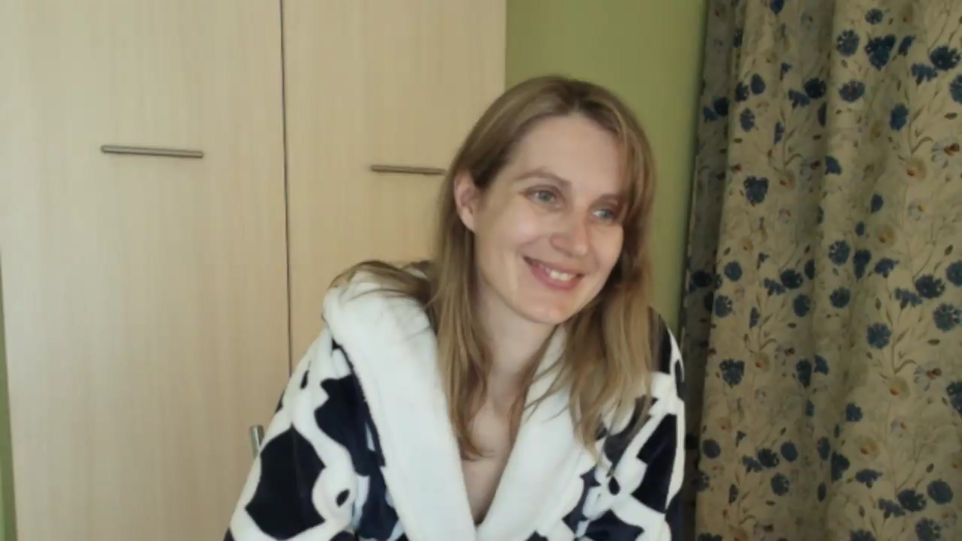 Gallery image thumbnail from HalynatheBest's myfreecams stream on, 05/05/2026, 21:54 image 13 of 20