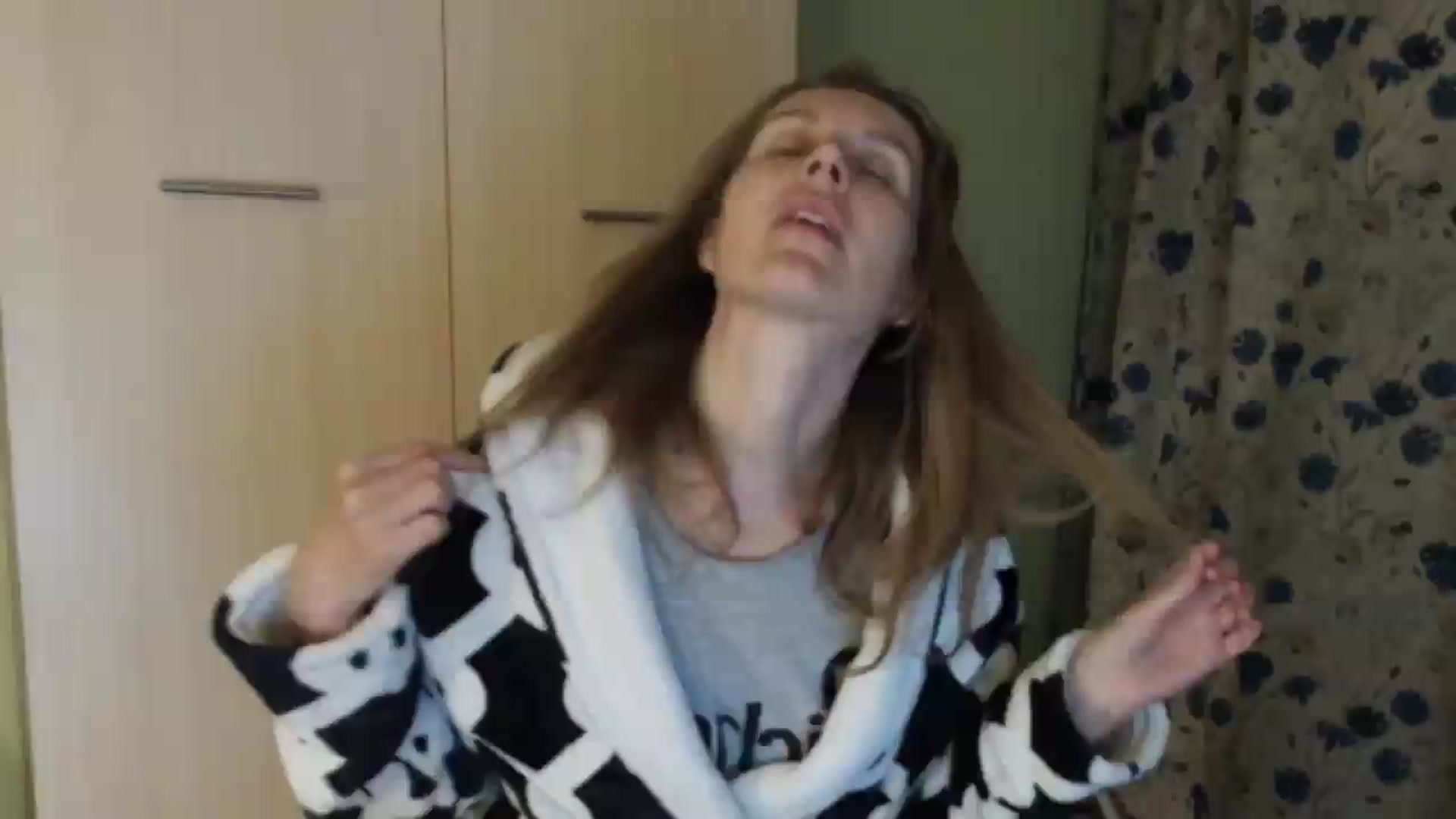 Gallery image thumbnail from HalynatheBest's myfreecams stream on, 05/15/2026, 21:10 image 17 of 20