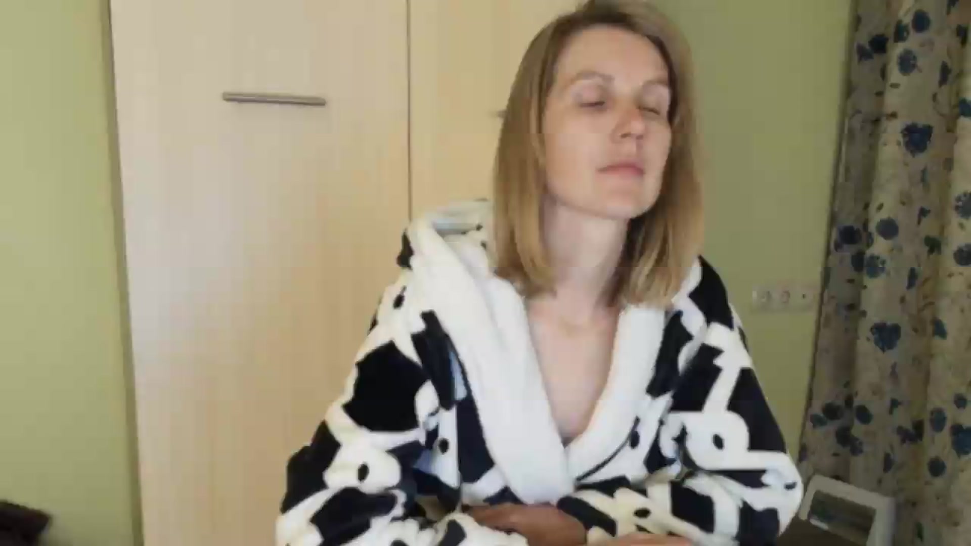 Gallery image thumbnail from HalynatheBest's myfreecams stream on, 05/26/2026, 20:10 image 2 of 20