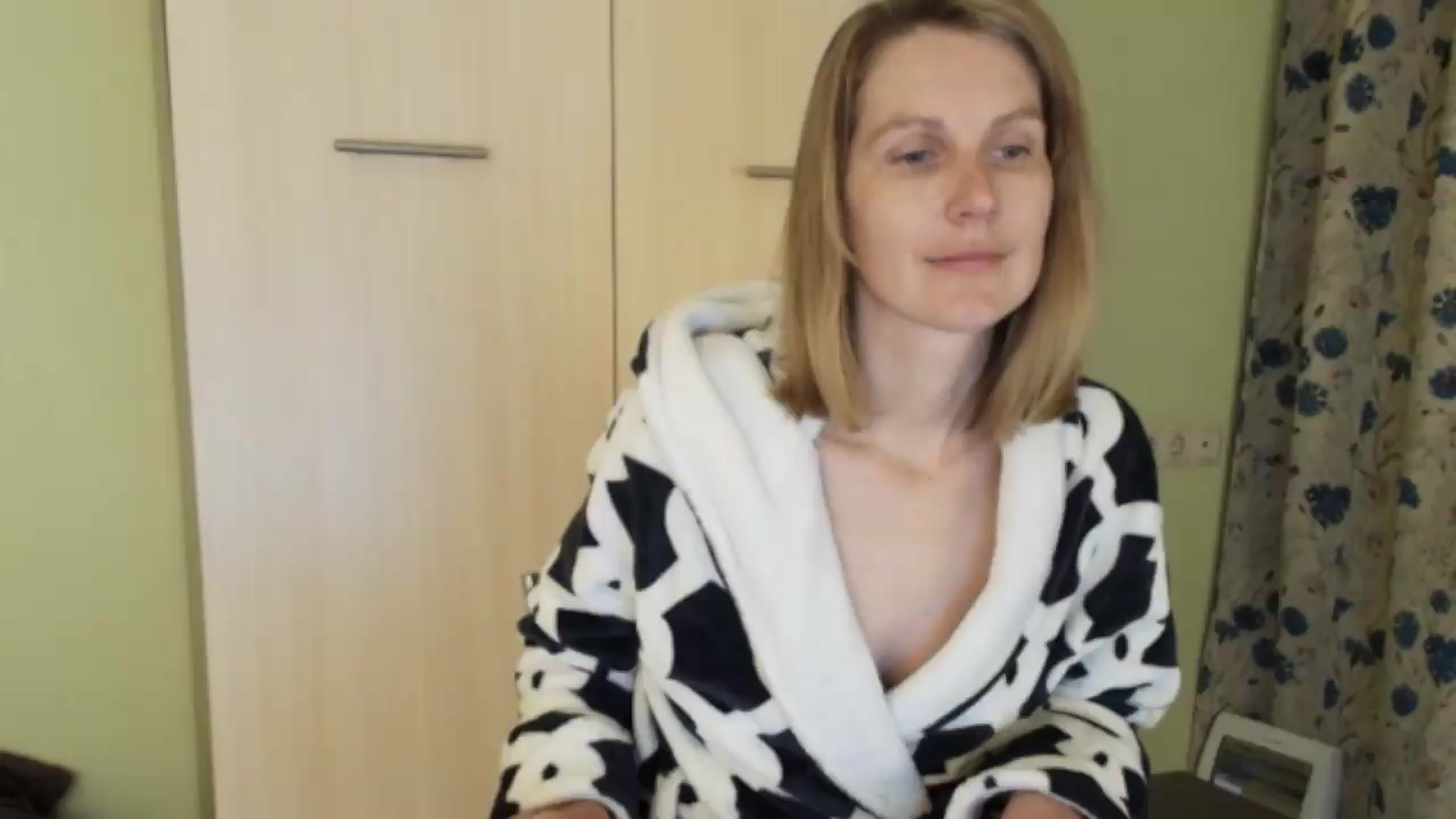 Gallery image thumbnail from HalynatheBest's myfreecams stream on, 05/26/2026, 20:10 image 1 of 20
