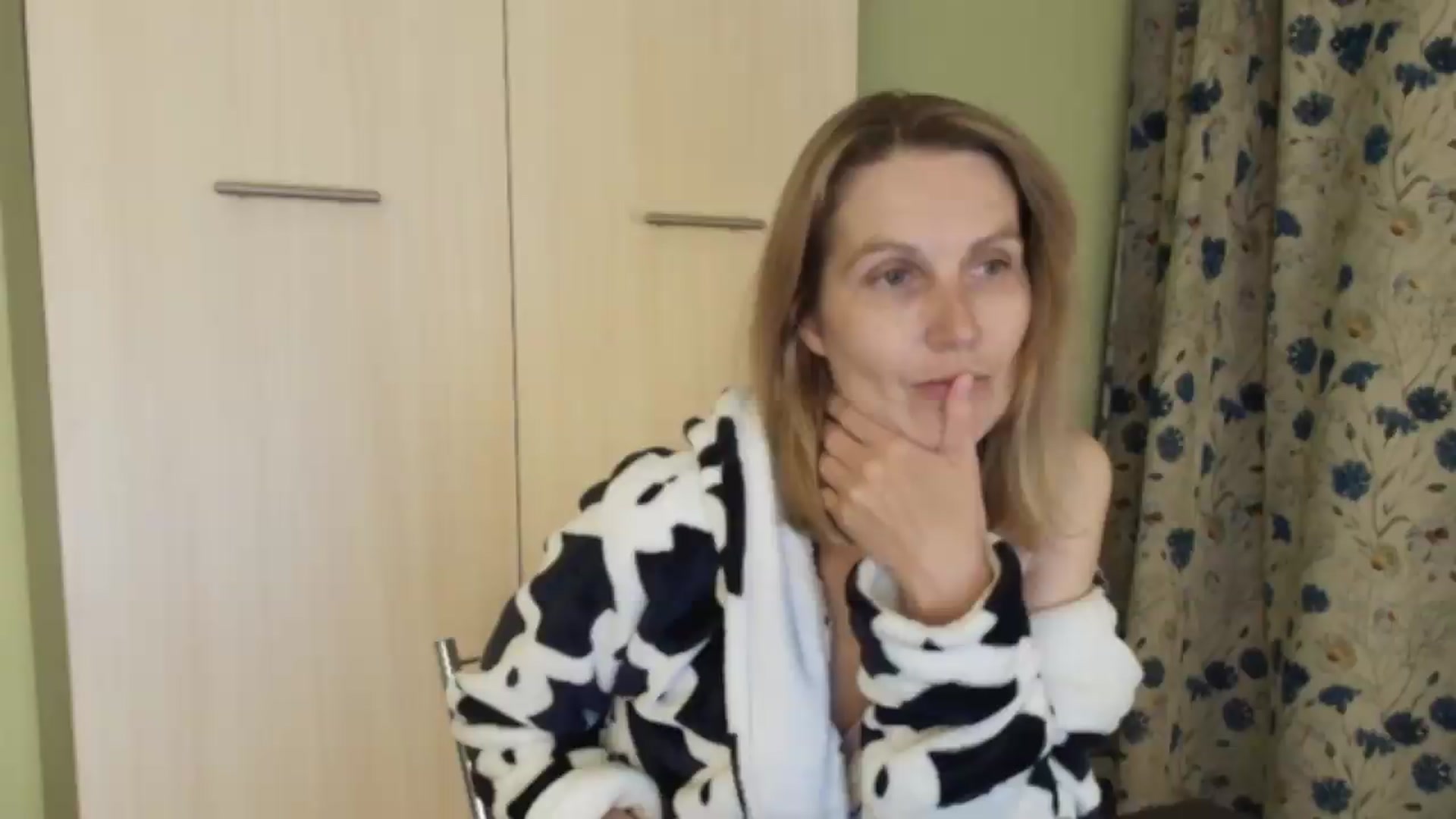 Gallery image thumbnail from HalynatheBest's myfreecams stream on, 06/20/2026, 20:41 image 4 of 20