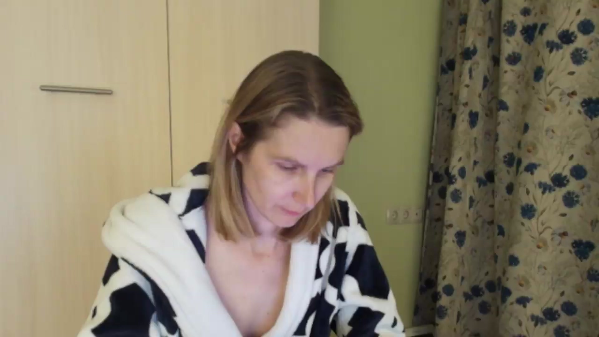Gallery image thumbnail from HalynatheBest's myfreecams stream on, 06/20/2026, 21:06 image 4 of 20