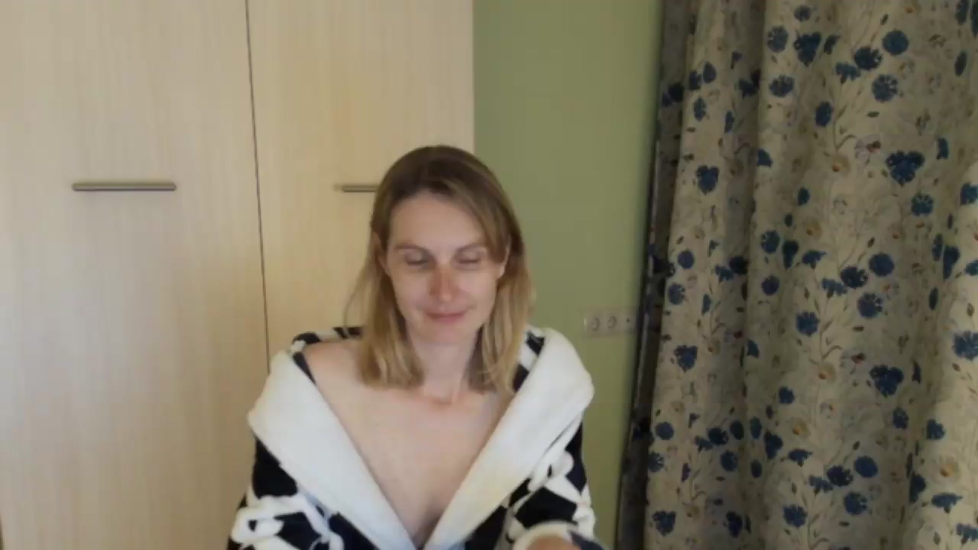 Gallery image thumbnail from HalynatheBest's myfreecams stream on, 07/21/2026, 20:45 image 14 of 20