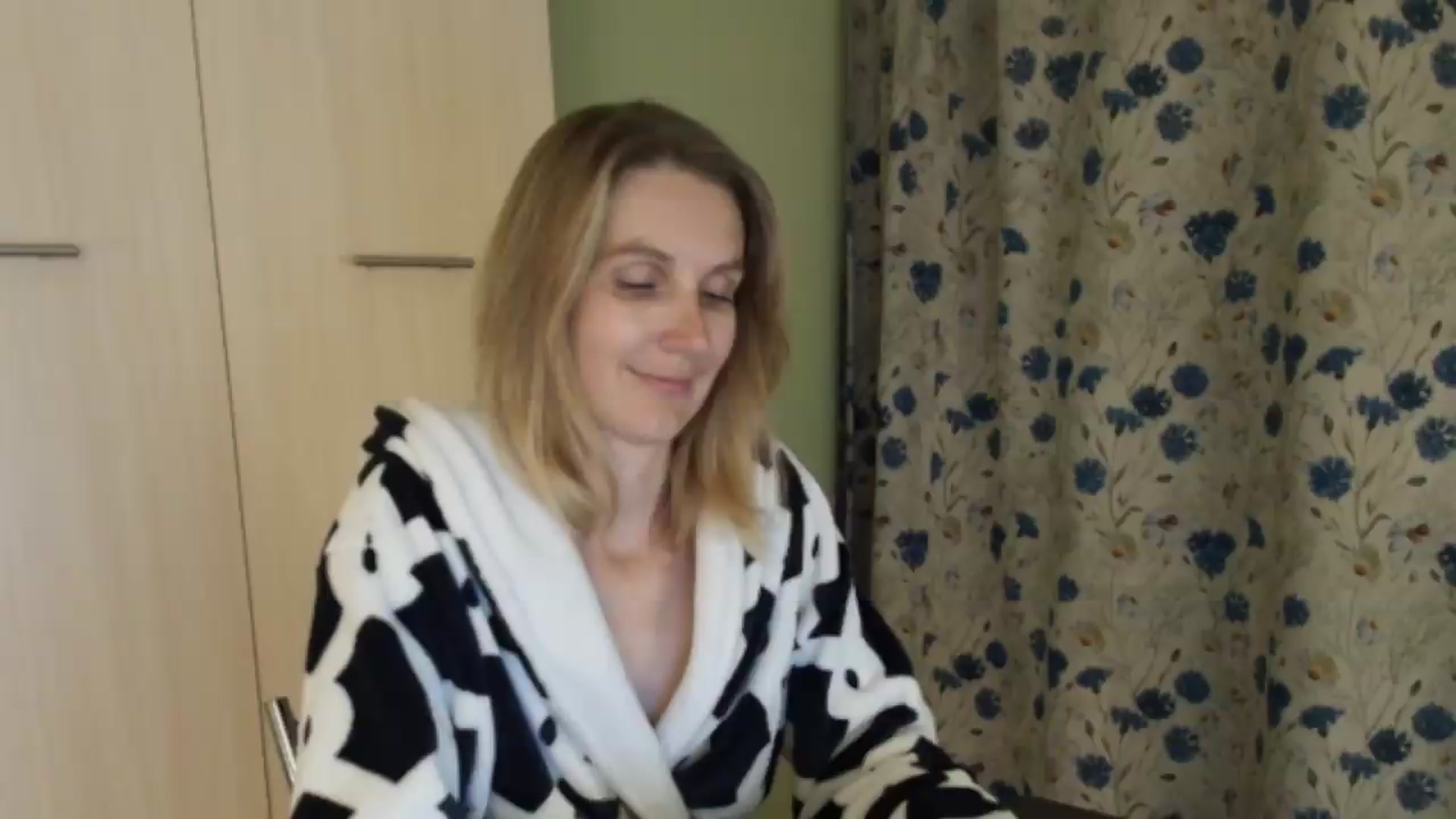 Gallery image thumbnail from HalynatheBest's myfreecams stream on, 08/13/2026, 20:07 image 9 of 20