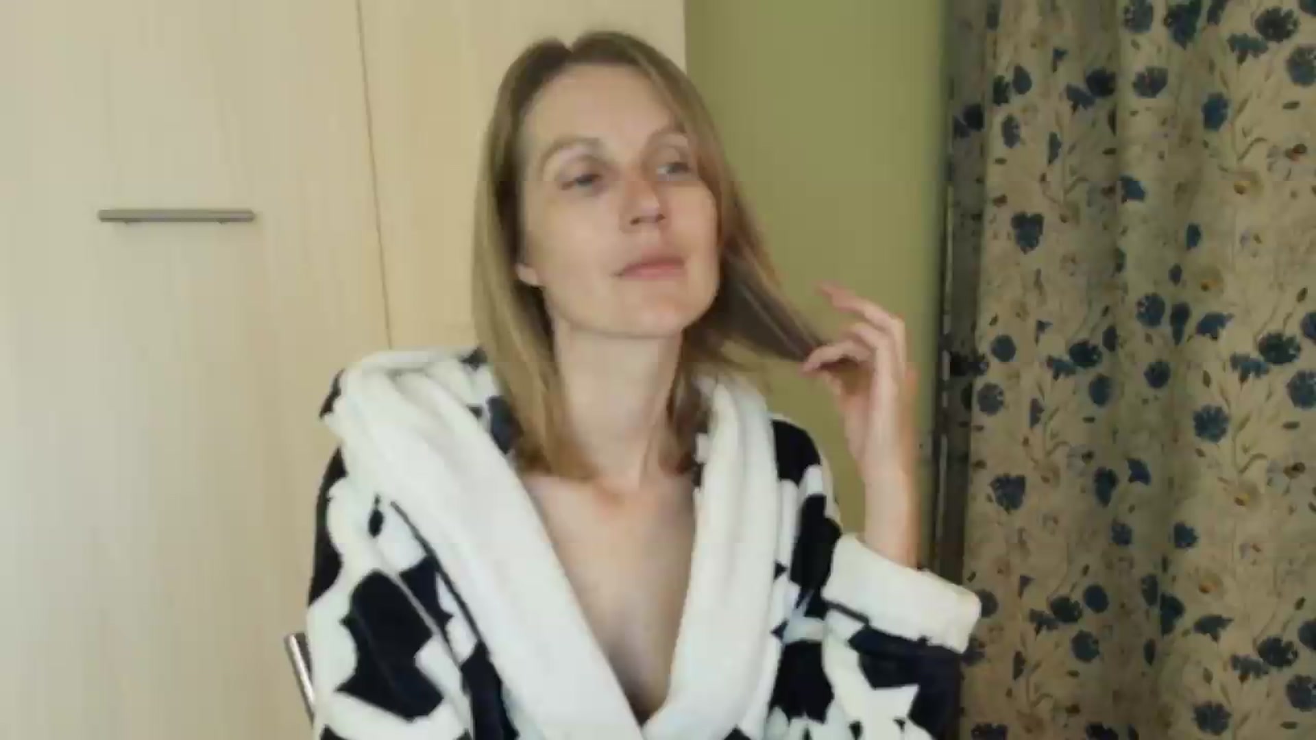 Gallery image thumbnail from HalynatheBest's myfreecams stream on, 08/27/2026, 21:00 image 17 of 20