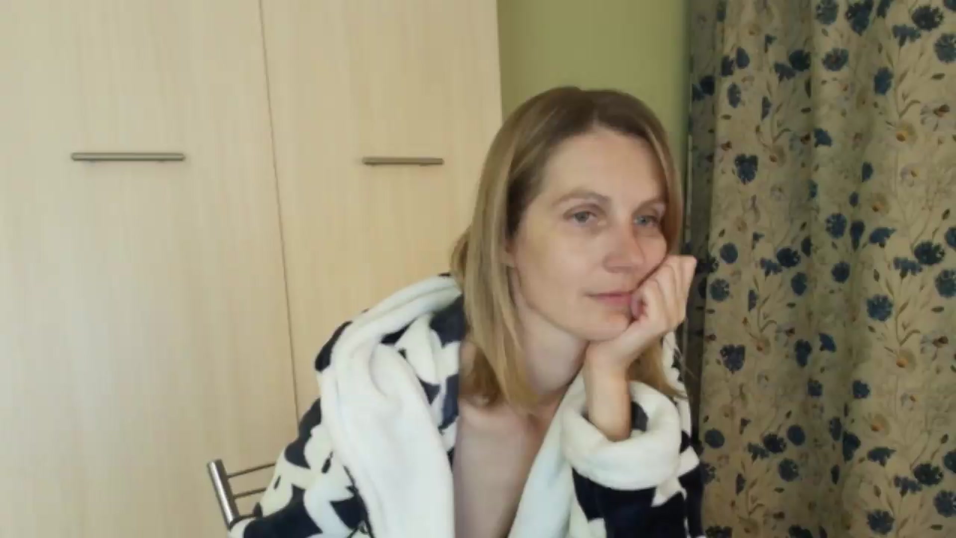 Gallery image thumbnail from HalynatheBest's myfreecams stream on, 08/27/2026, 21:00 image 16 of 20