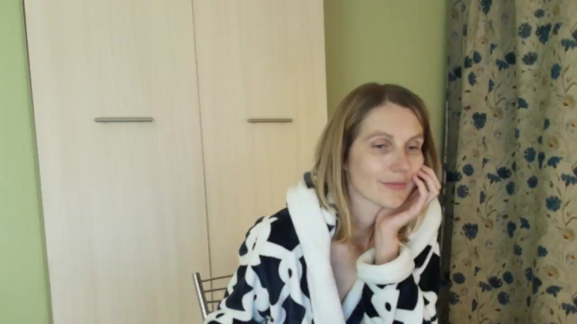 Gallery image thumbnail from HalynatheBest's myfreecams stream on, 08/27/2026, 21:59 image 17 of 20