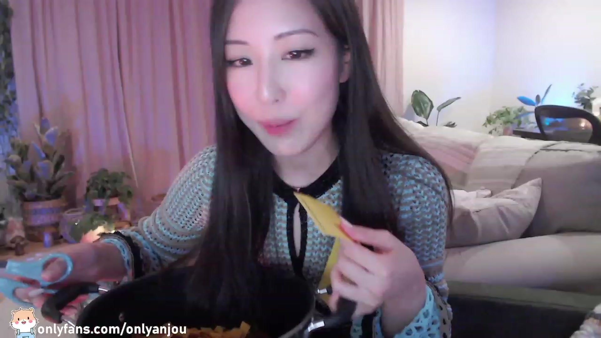 Gallery image thumbnail from HamtaroQueen's myfreecams stream on, 11/20/2022, 05:41 image 13 of 20