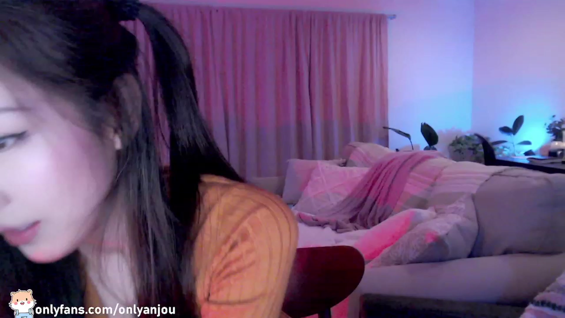 Gallery image thumbnail from HamtaroQueen's myfreecams stream on, 11/27/2022, 05:25 image 7 of 20