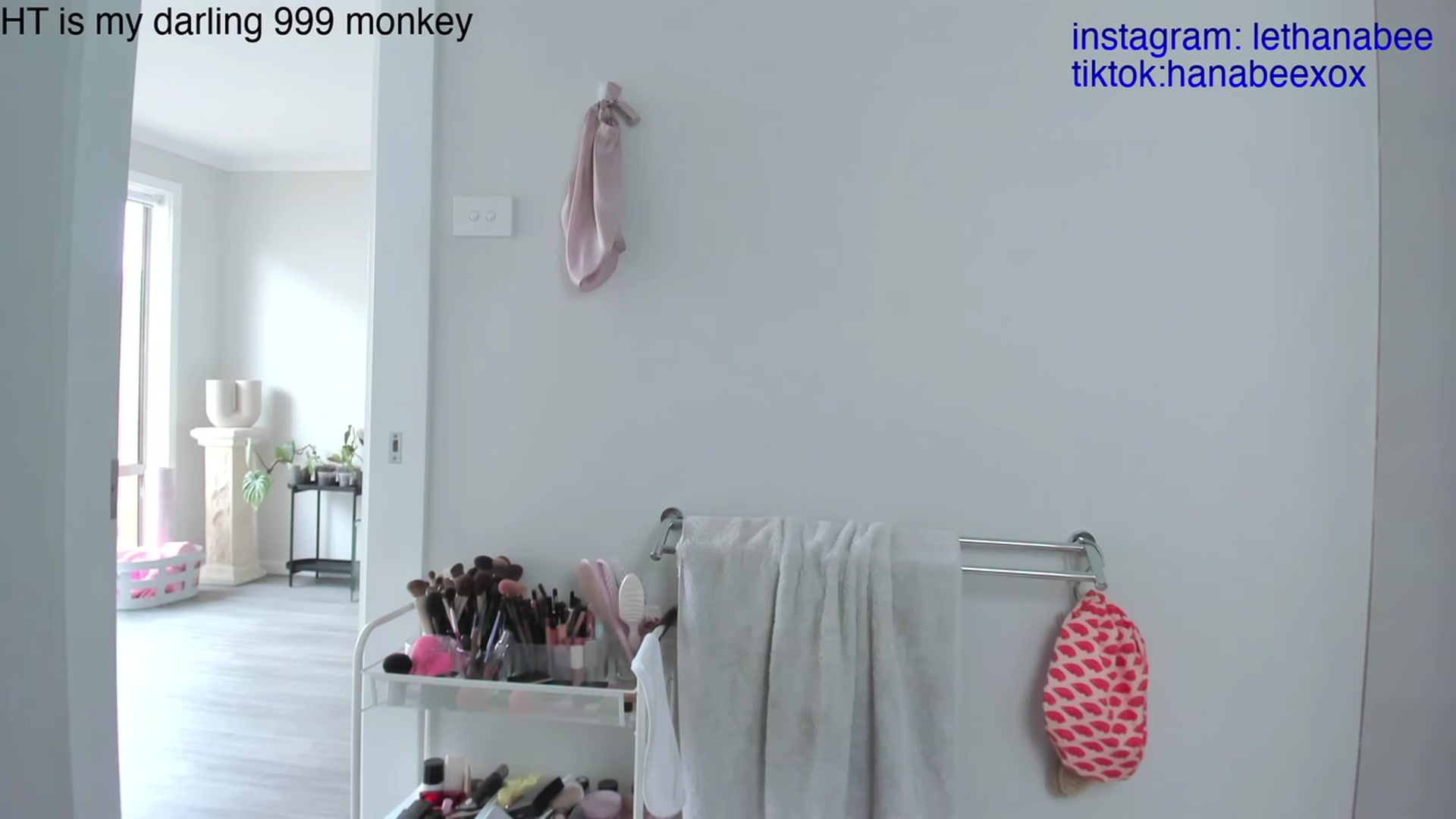 Gallery image thumbnail from Hana_bee's myfreecams stream on, 11/24/2023, 05:03 image 18 of 20