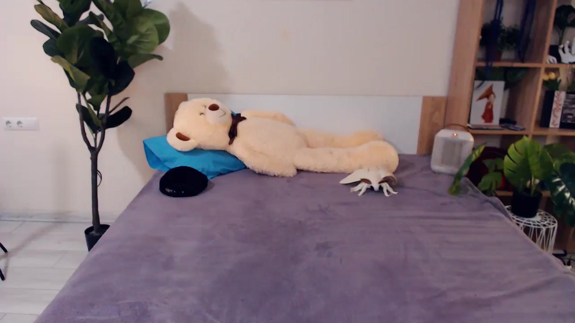 Gallery image thumbnail from Hanagasumi's myfreecams stream on, 04/16/2026, 24:43 image 19 of 20