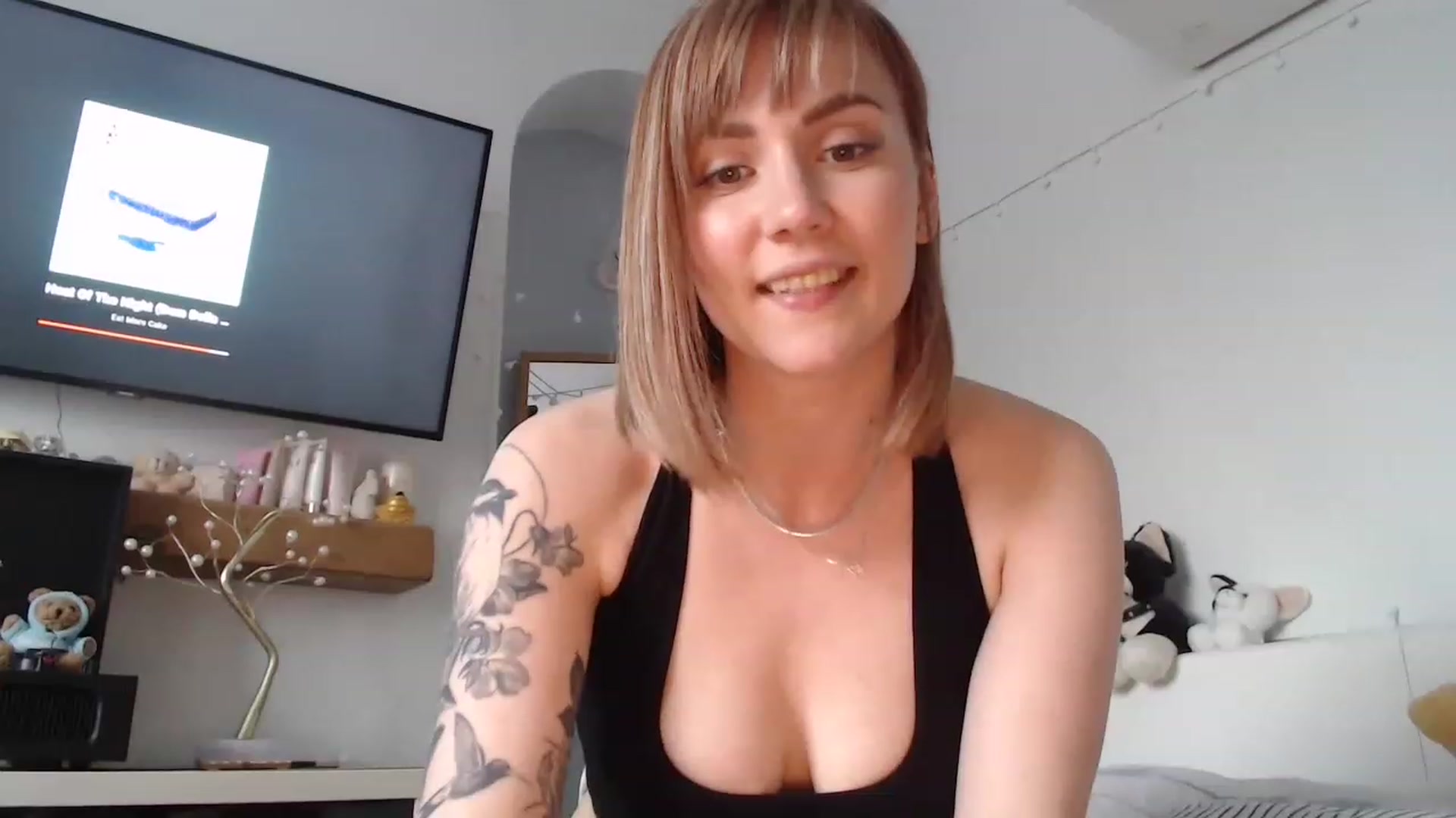 Gallery image thumbnail from Hands0nMisha's myfreecams stream on, 04/28/2023, 18:30 image 18 of 20