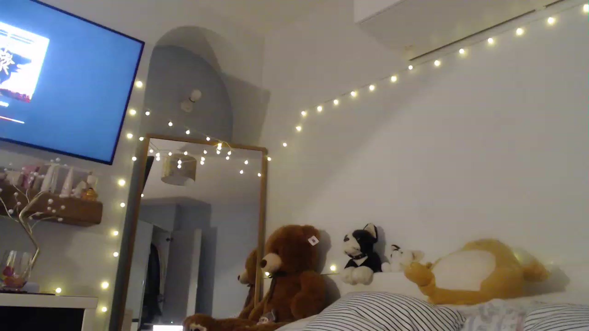 Gallery image thumbnail from Hands0nMisha's myfreecams stream on, 05/26/2023, 22:37 image 10 of 20