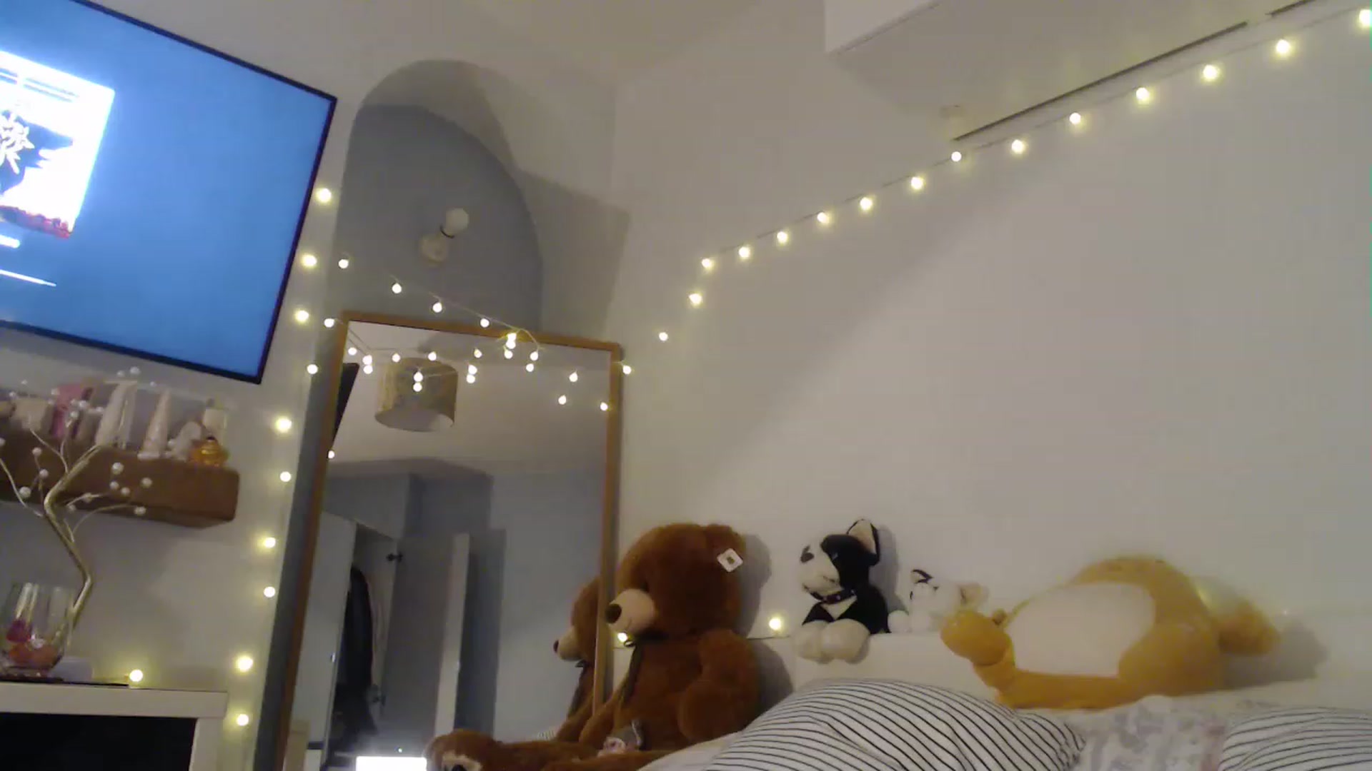 Gallery image thumbnail from Hands0nMisha's myfreecams stream on, 05/26/2023, 22:37 image 9 of 20