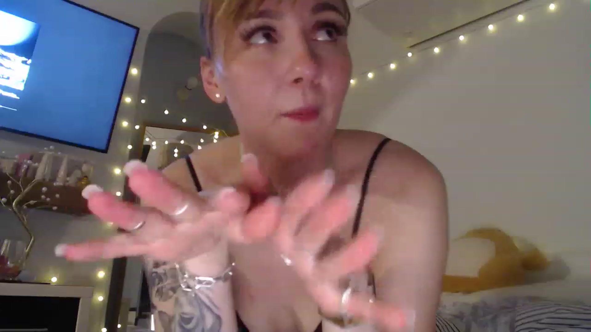 Gallery image thumbnail from Hands0nMisha's myfreecams stream on, 05/26/2023, 22:37 image 14 of 20