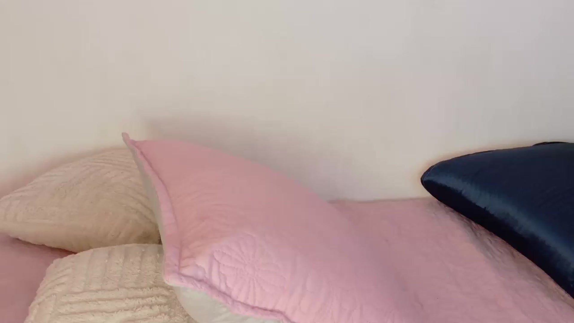 Gallery image thumbnail from HannaConnor's myfreecams stream on, 05/27/2026, 17:19 image 16 of 20