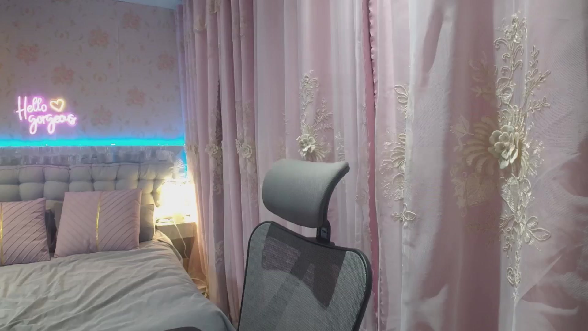 Gallery image thumbnail from HannaElite's myfreecams stream on, 08/24/2025, 12:38 image 8 of 20
