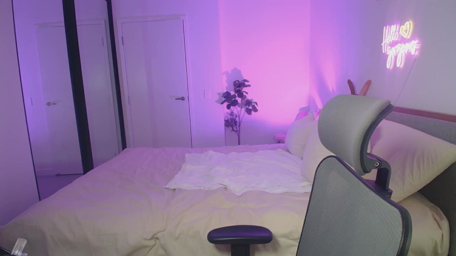 Gallery image thumbnail from HannaElite's myfreecams stream on, 12/14/2025, 11:11 image 10 of 20