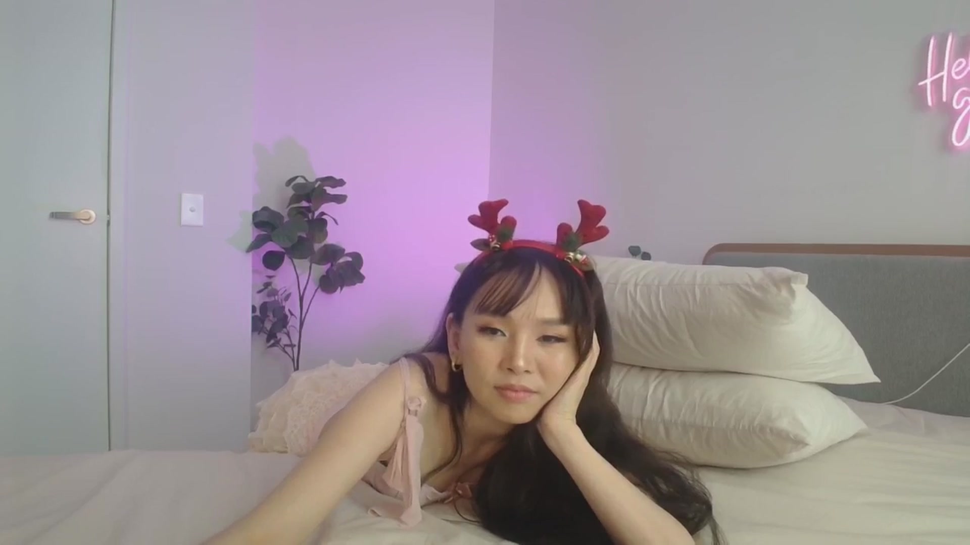 Gallery image thumbnail from HannaElite's myfreecams stream on, 12/25/2025, 04:00 image 2 of 20