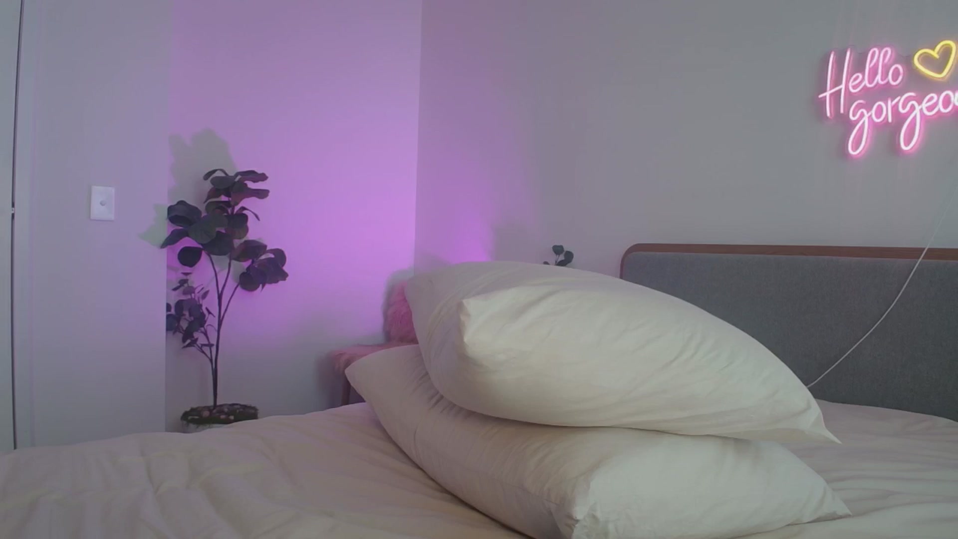 Gallery image thumbnail from HannaElite's myfreecams stream on, 12/25/2025, 04:00 image 6 of 20