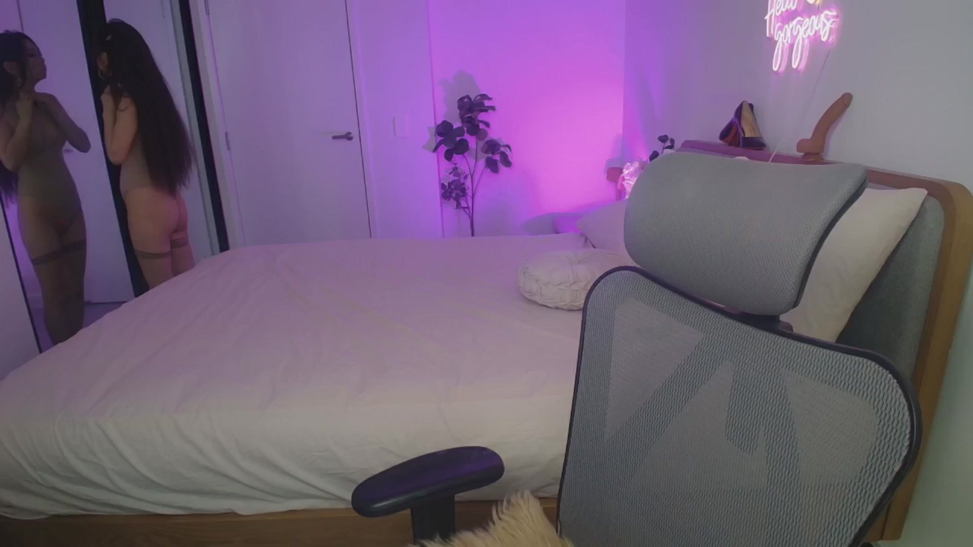 Gallery image thumbnail from HannaElite's myfreecams stream on, 04/06/2026, 08:01 image 14 of 20