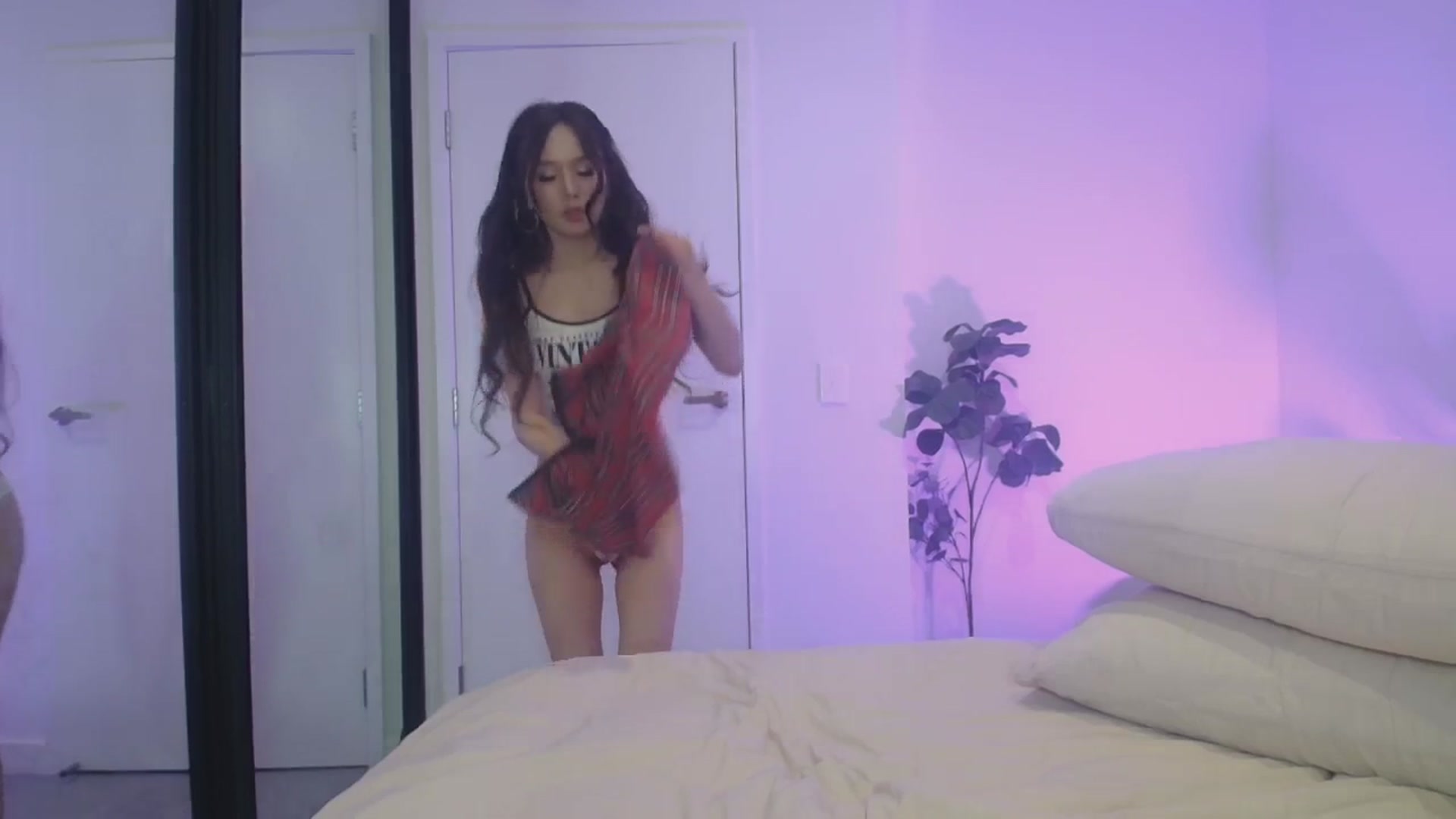 Gallery image thumbnail from HannaElite's myfreecams stream on, 04/18/2026, 13:12 image 9 of 20