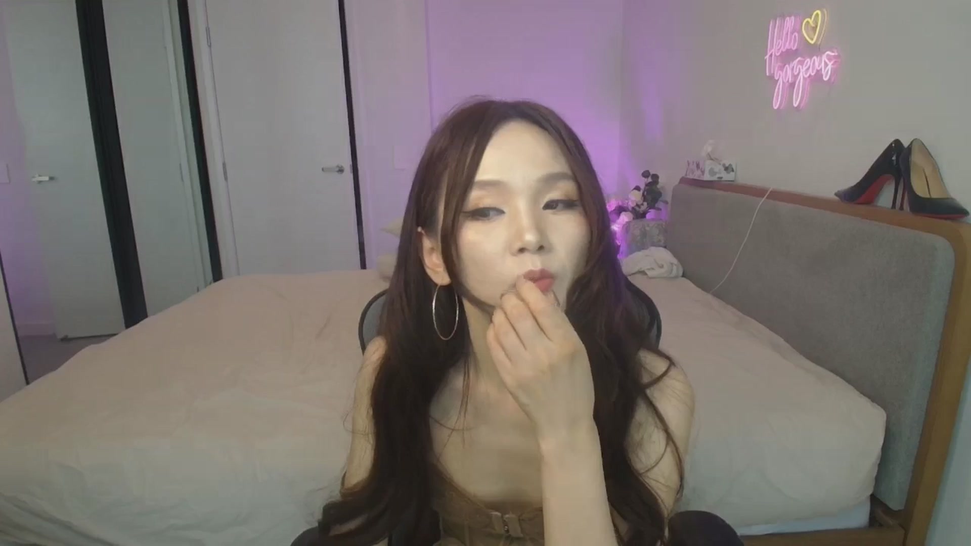 Gallery image thumbnail from HannaElite's myfreecams stream on, 04/19/2026, 02:56 image 19 of 20