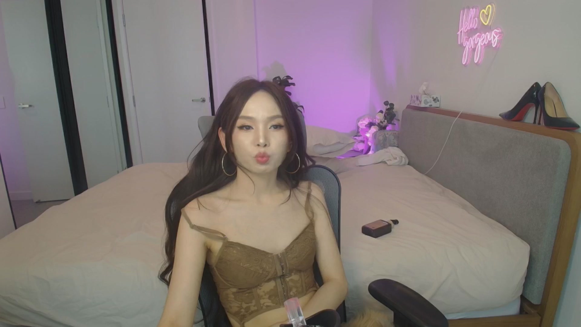Gallery image thumbnail from HannaElite's myfreecams stream on, 04/19/2026, 02:56 image 14 of 20