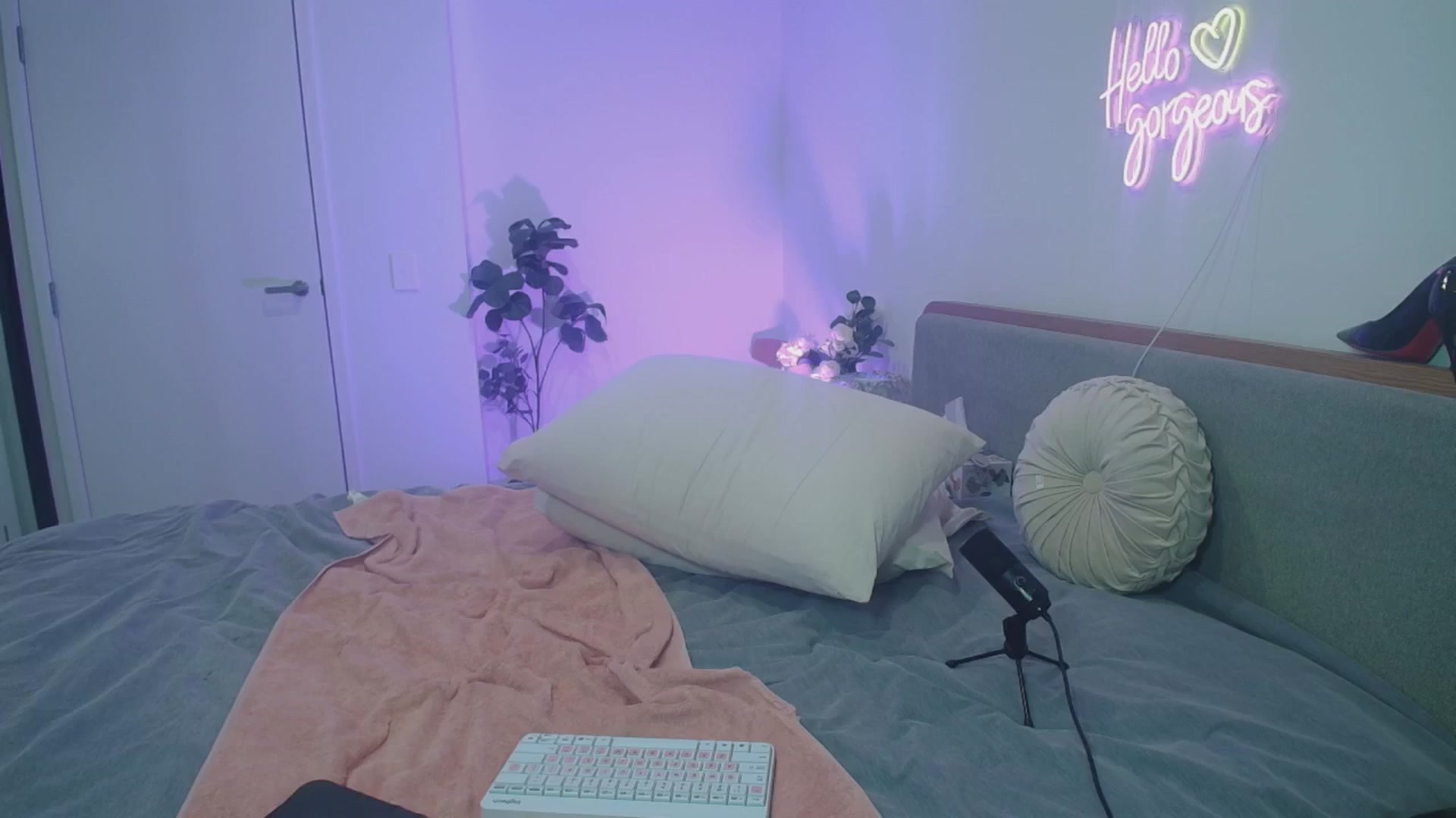 Gallery image thumbnail from HannaElite's myfreecams stream on, 04/25/2026, 12:24 image 16 of 20