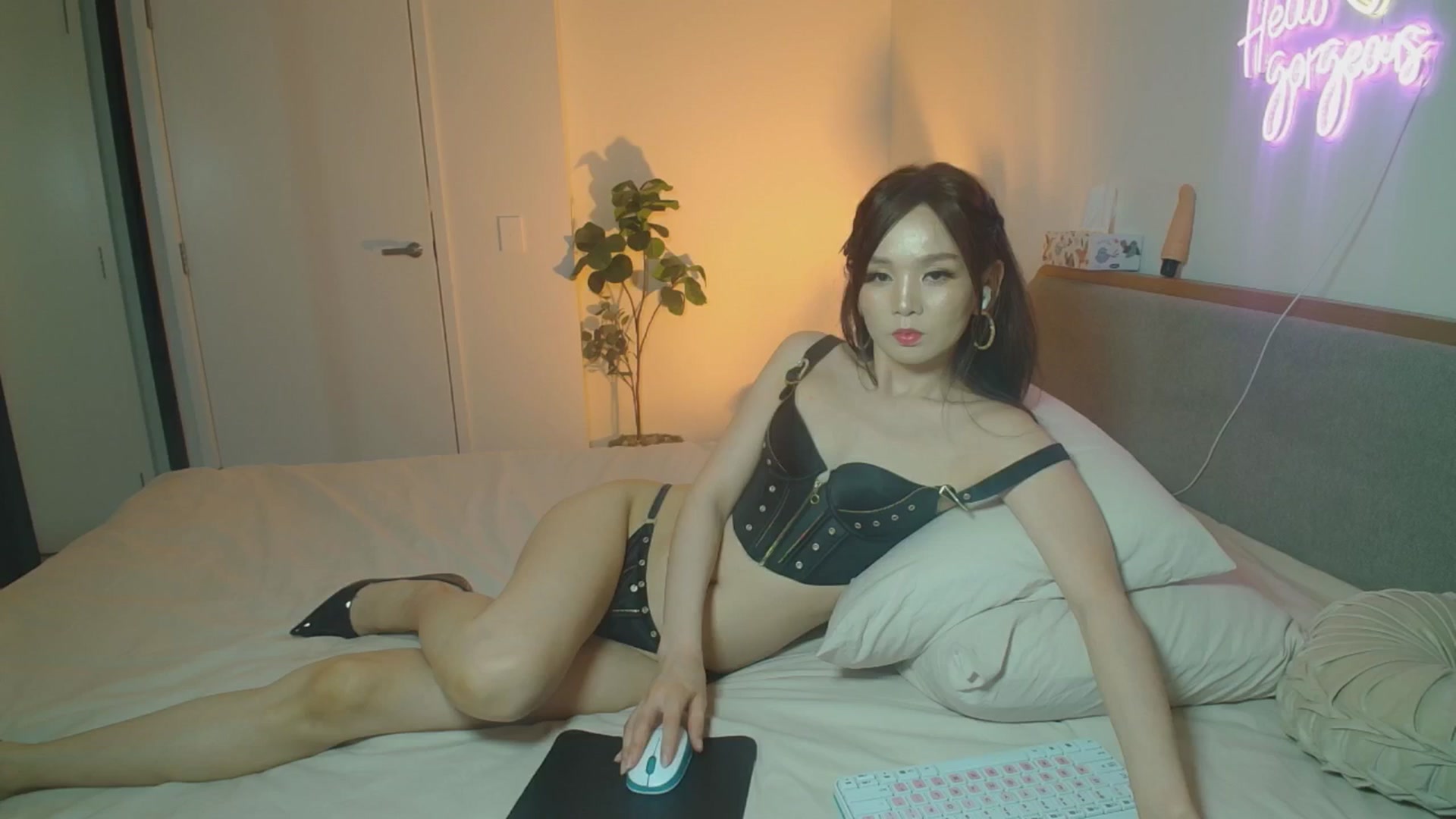 Gallery image thumbnail from HannaElite's myfreecams stream on, 05/01/2026, 11:47 image 1 of 20