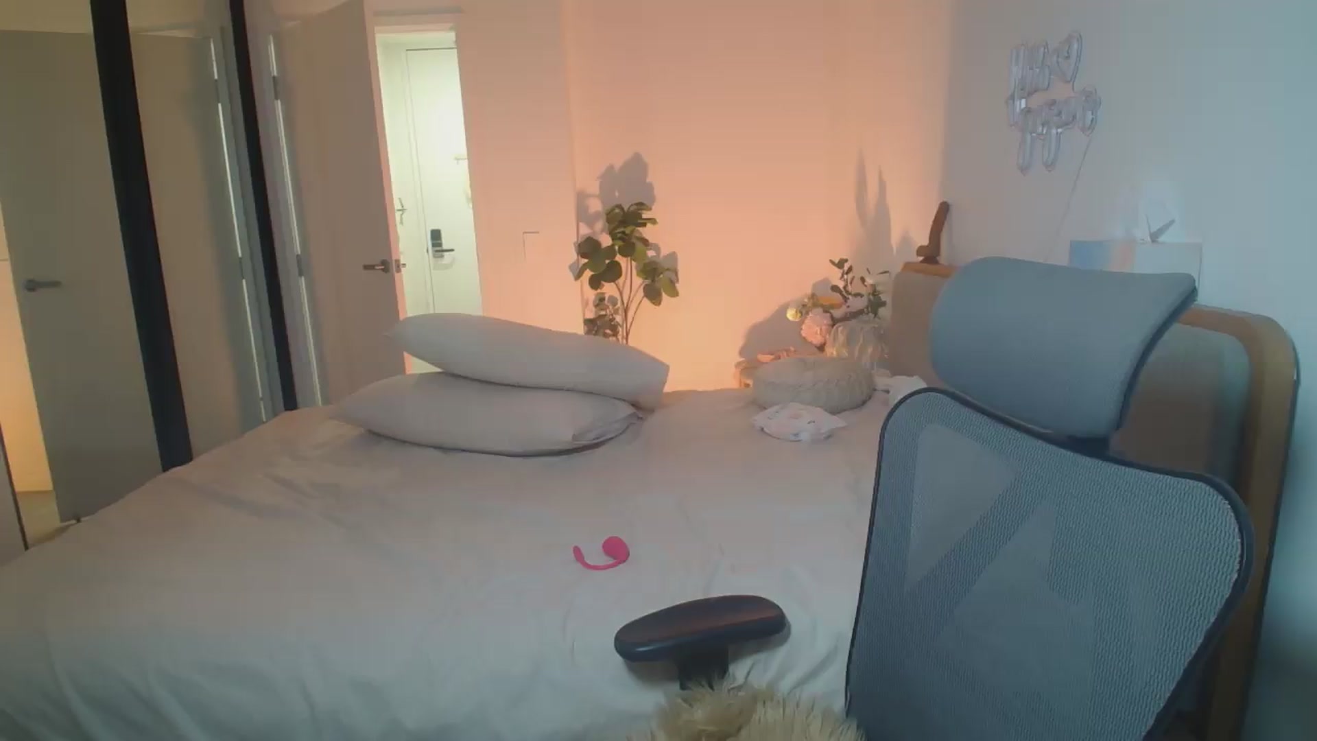 Gallery image thumbnail from HannaElite's myfreecams stream on, 08/02/2026, 10:35 image 4 of 20