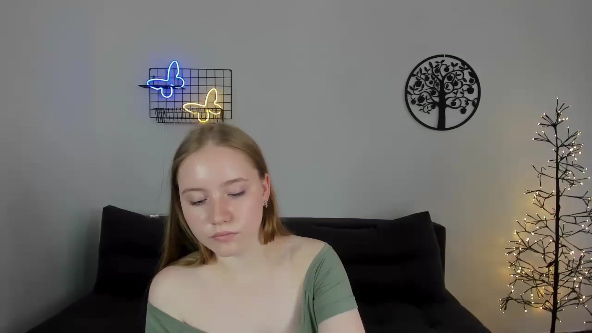 Gallery image thumbnail from HannaHarperr's myfreecams stream on, 08/17/2023, 10:43 image 7 of 20
